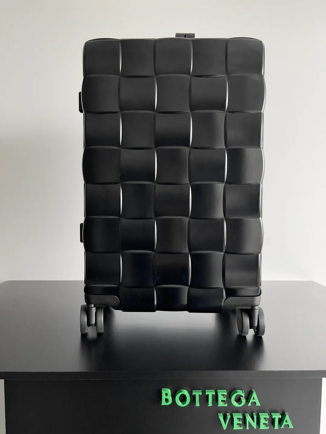 Batch 2320 BOTTEGA VENETA 2025 new Odyssey suitcase. The design of this suitcase is really amazing! ! ! ! Designed using BV’s iconic weaving process, the leather handle is made of calfskin ~ four silent caster wheels ~ and comes with a detachable leather luggage tag. Good looks and pragmatism at the same time🖤 Dear friends, do you often worry about not having the right equipment when you travel frequently? BV’s new woven plaid carry-on suitcase is tailor-made for our business trip party😎. This woven plaid design is so unique that you can distinguish it from others at the airport at a glance, so you no longer have to worry about picking up the wrong one. And the size is just right, so you can easily take it on the plane and avoid the trouble of waiting for check-in. Style number: 822479 Size: 55*35*21cm